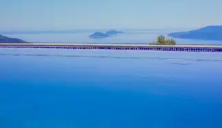 Kalkan Kördere mevkiinde konumlanan Deniz Manzaralı Kiralık Balayı Villası İklim bir yatak odalı olup iki kişi kapasitesine sahip